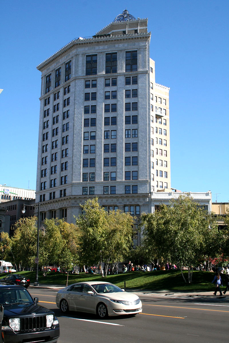 McKay-Tower/Grand Rapids National Bank. Ab 1914 errichteter Skyscraper in Downtown Grand Rapids, Michigan, in neoklassizistischem Stil.