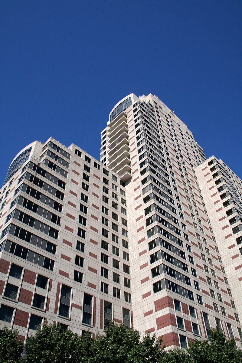 Mehrgliedriger Skyscraper in Downtown Grand Rapids, Michigan. Maulwurfsperpektive.