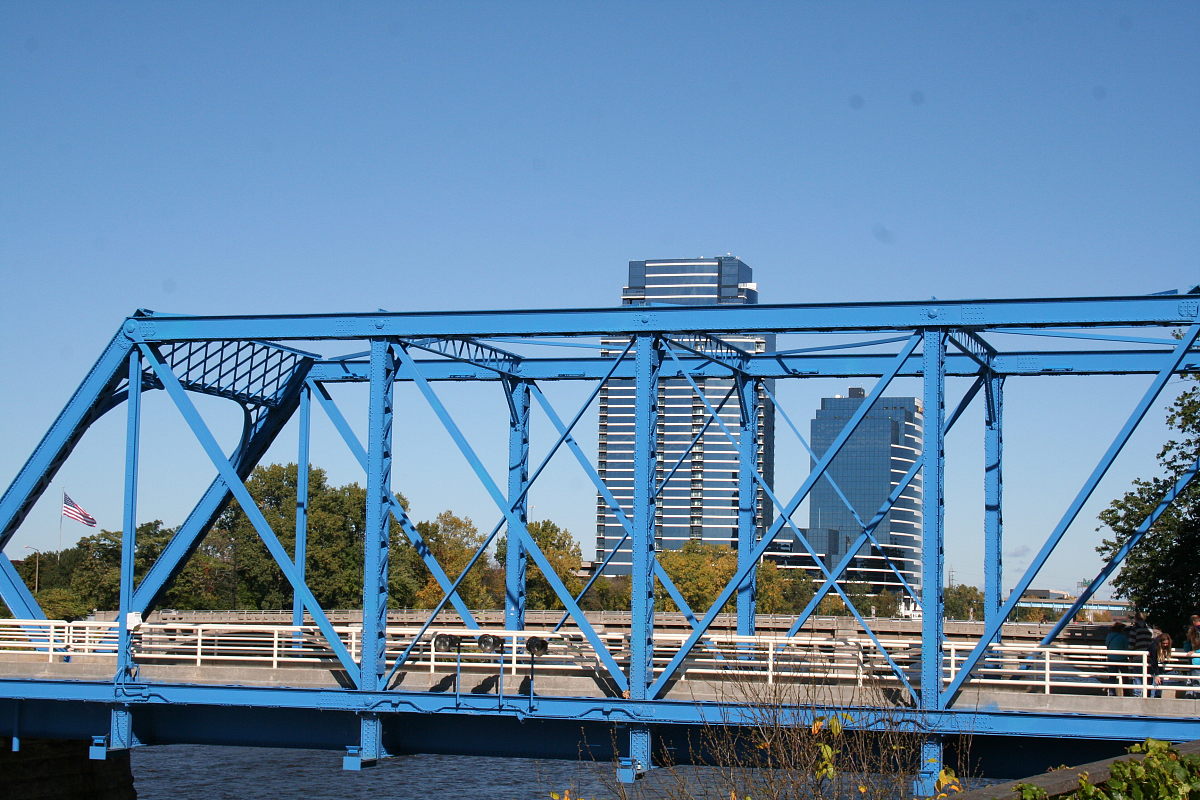 Blaue Fußgängerbrücke aus Metall über den Grand River in Grand Rapids, Michigan.