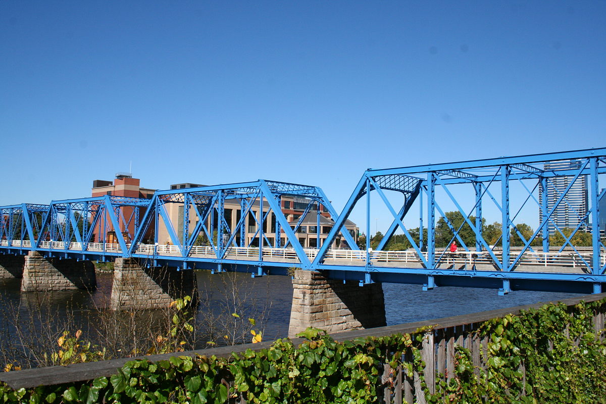  Blaue Eisenbrücke über den Grand River in Grand Rapids, Michigan.