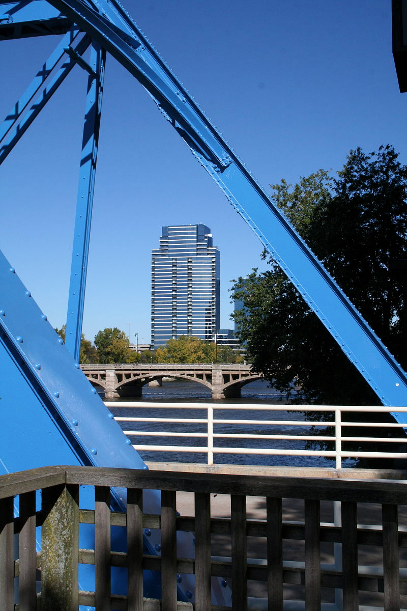 Blaue Brücke mit Skyscraper in Grand Rapids, Michigan.