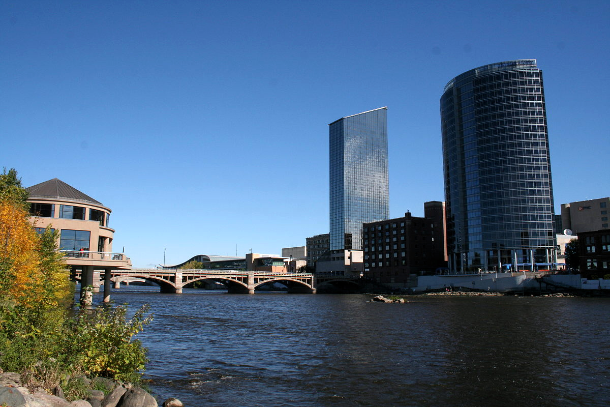 Blick über den Grand River flussaufwärts. Downtown Grand Rapids, Michigan.