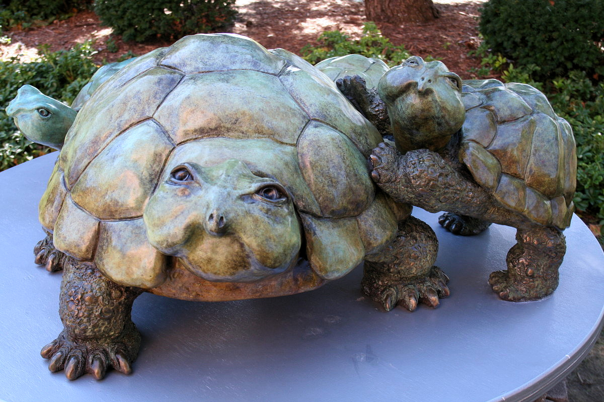 Skulptur "Schildkröte mit Babies".