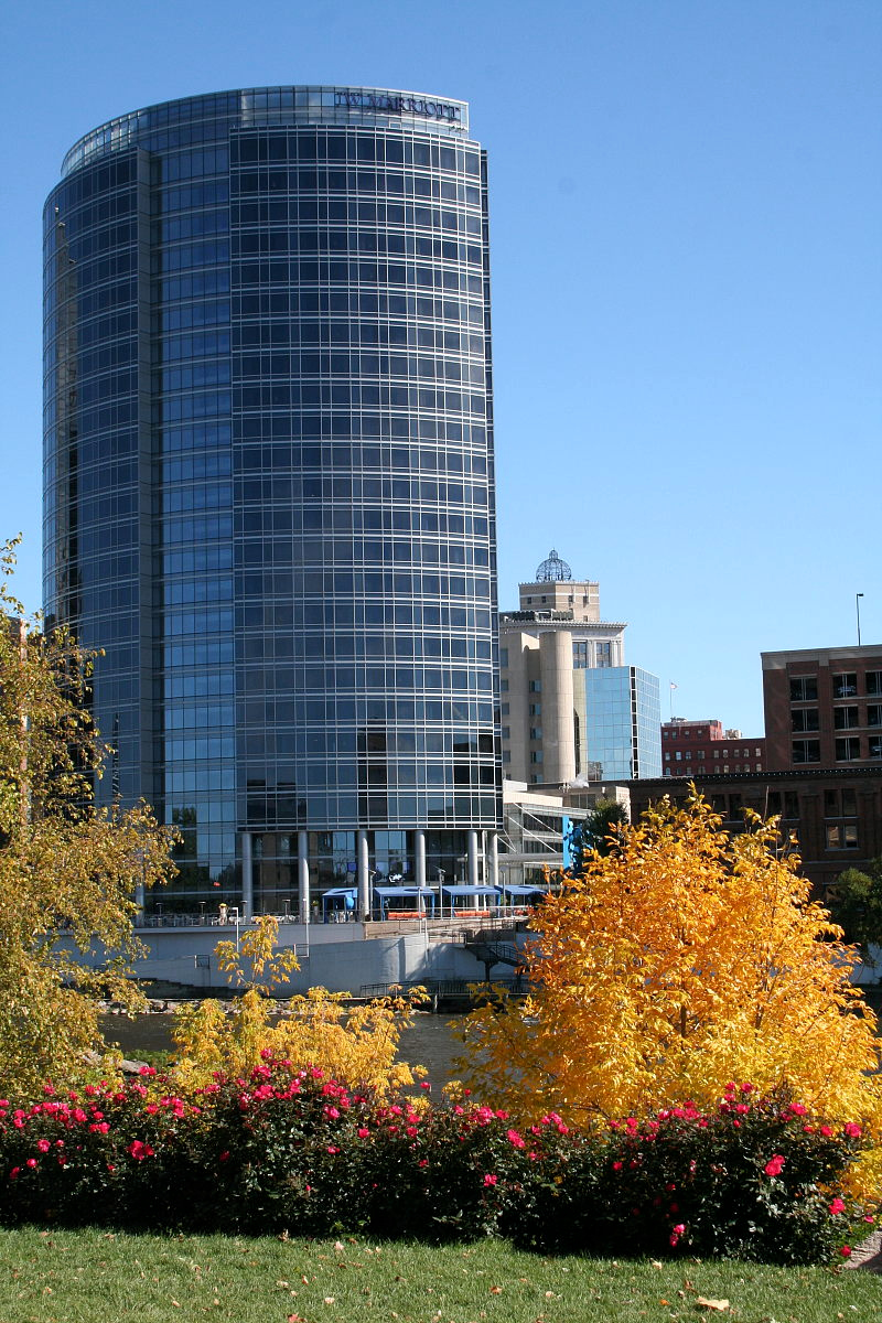 Runder Skyscraper mit Vorhangfassade in Grand Rapids, Michigan. Herbstsonne.