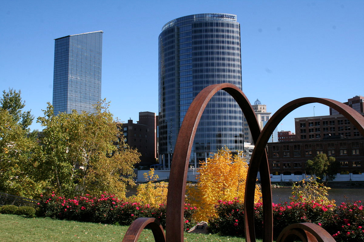 Skyscraper in Downtown Grand Rapids, Michigan am Grand River im Herbstsonnenschein.