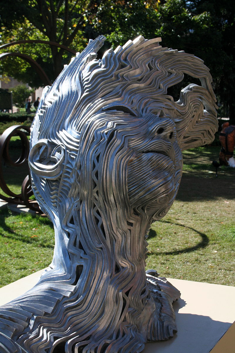 Metallskulptur "Dynamischer Kopf", 2. Perspektive.