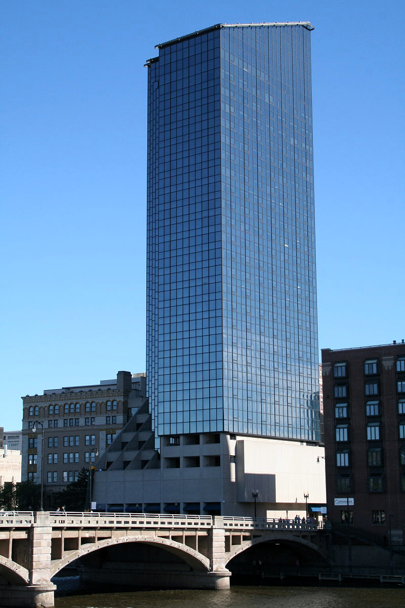 Obeliskenhafter Skyscraper mit Vorhangfassade in Grand Rapids, Michigan, mit Brücke über den Grand River.