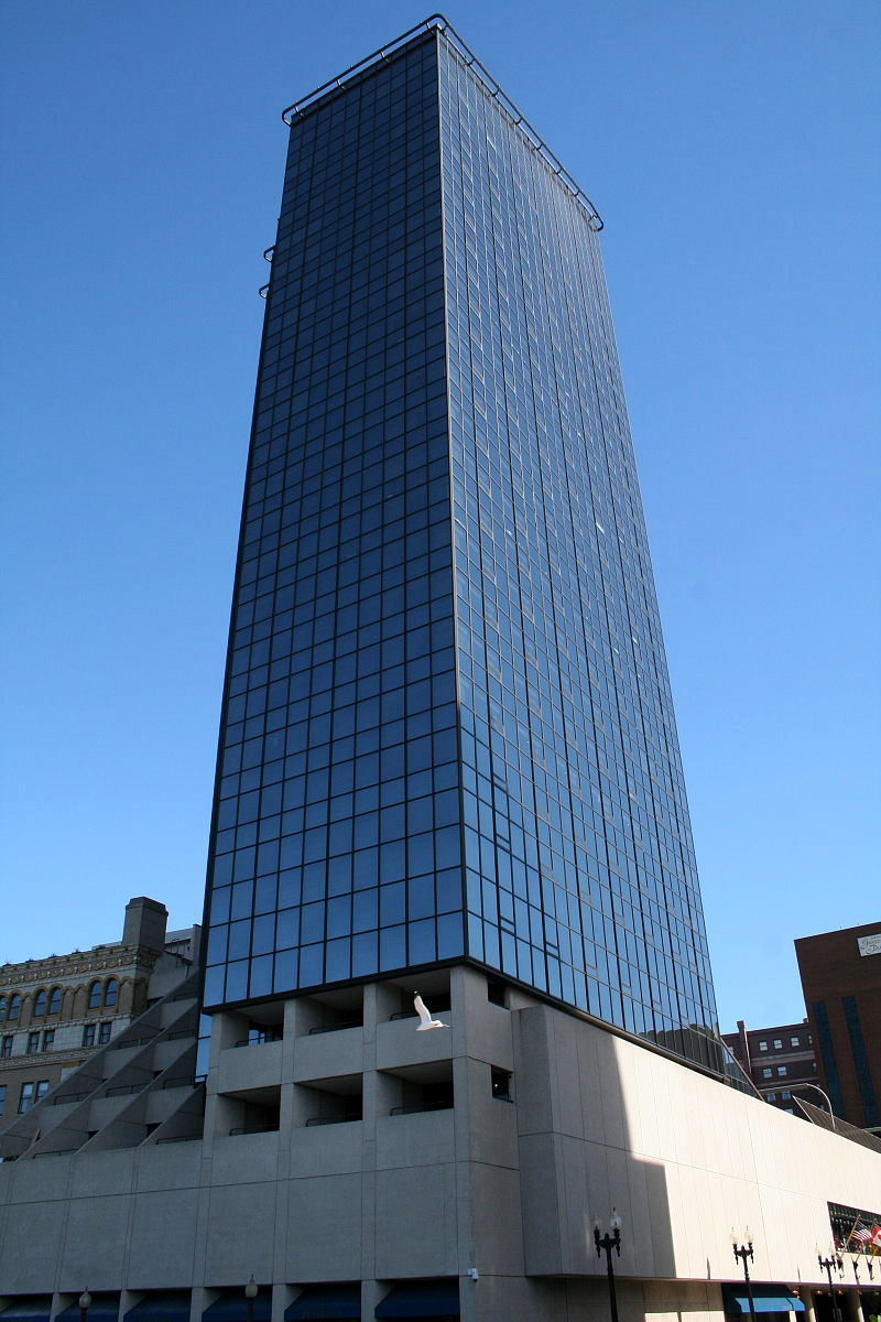 Schlanker Skyscraper in Grand Rapids, Michigan, aus der Maulwurfsperspektive.